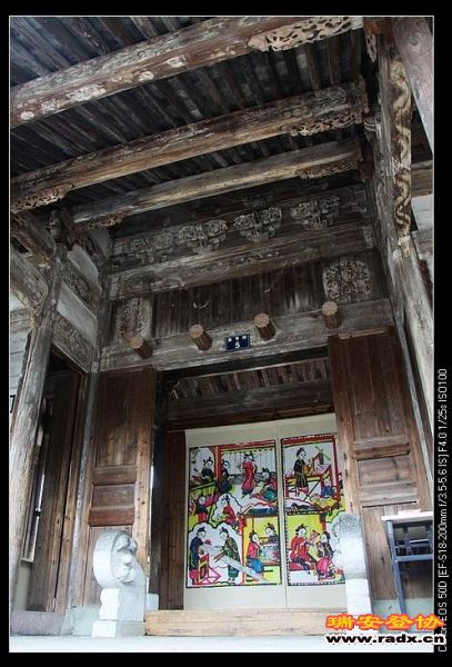 400多年历史的彩绘台门，依稀可见色彩艳丽的踪迹。