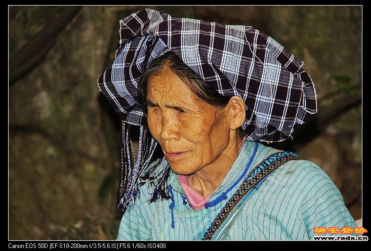 岁月在她脸上留下太多沧桑