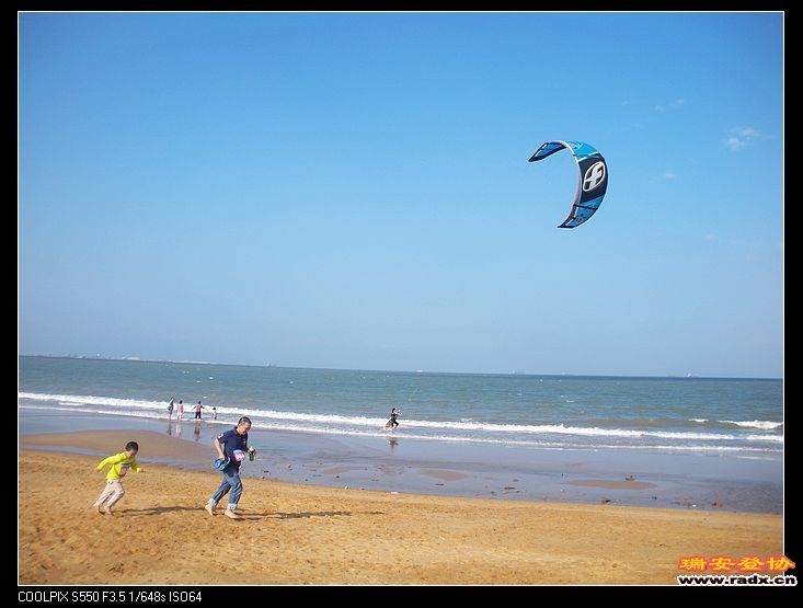 父子同场竞赛，场面温馨。