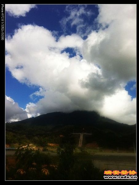 站在水满乡山脚，五指山顶峰被云雾笼罩住，不见真容。