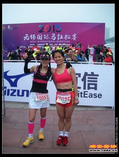 气温低，但美女们热情不减，这就是跑马的魅力。