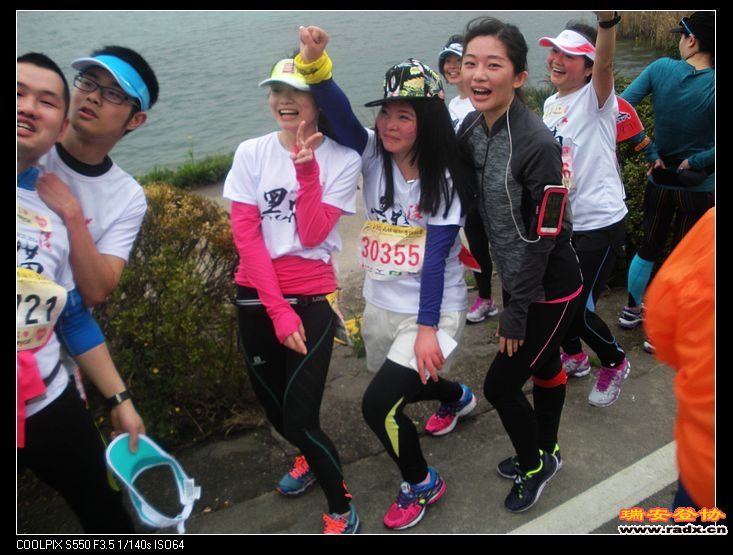 每个人的脸上都充满着快乐和笑容