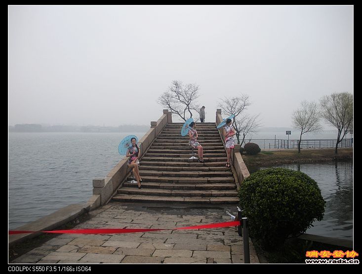 美女摆拍，组织者想得可真周到。