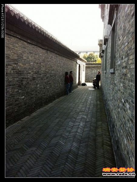 在文化气息浓郁的古宅弄堂里拍婚纱照，别有一番风情。