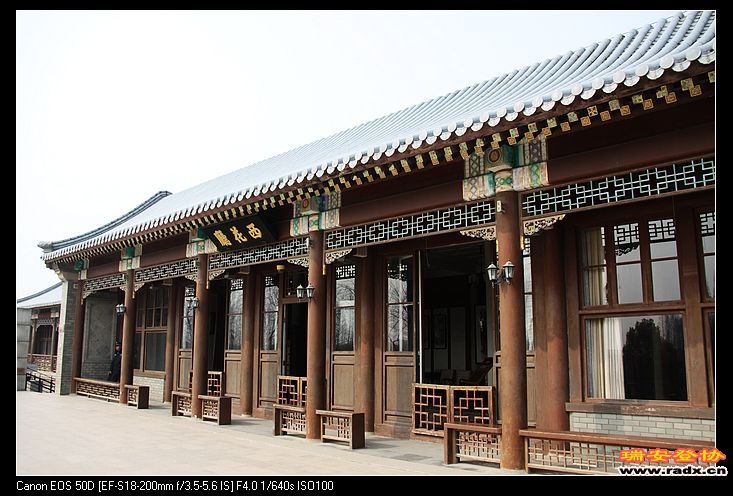 经中央批准，纪念馆内仿照中南海1：1建造西花厅