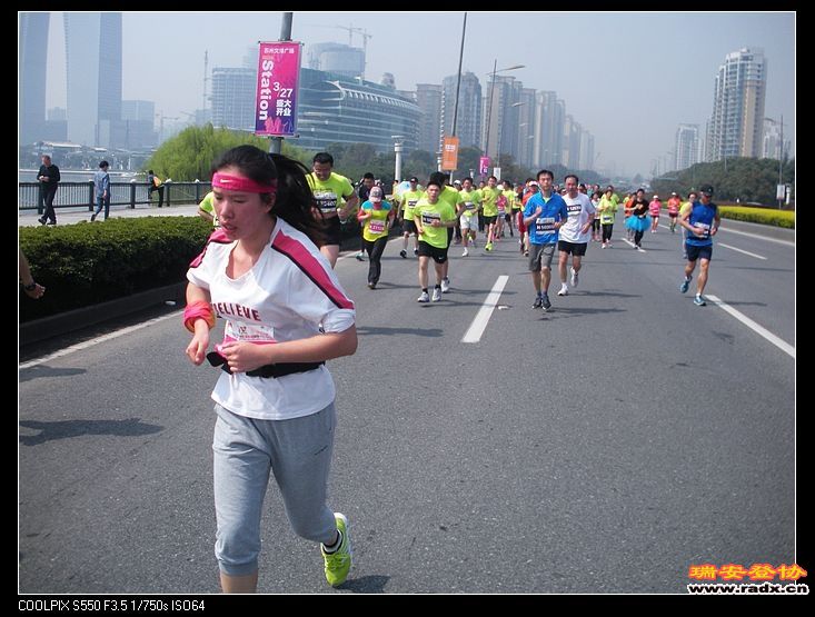 18公里时，女儿有点吃力起来，速度明显慢下来，但我随伴身，是她的精神支柱！