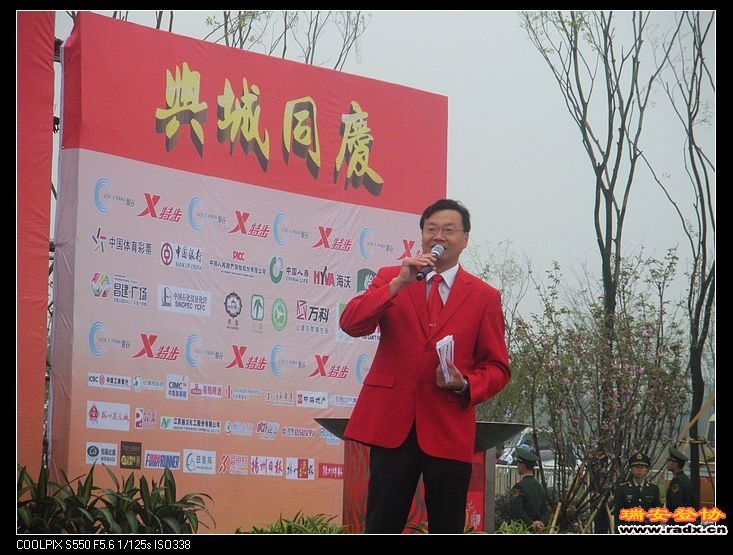 昨天见到的主持人，水平很高，大部分都由他主持。