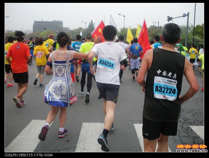 美女你穿时装也能跑半程？