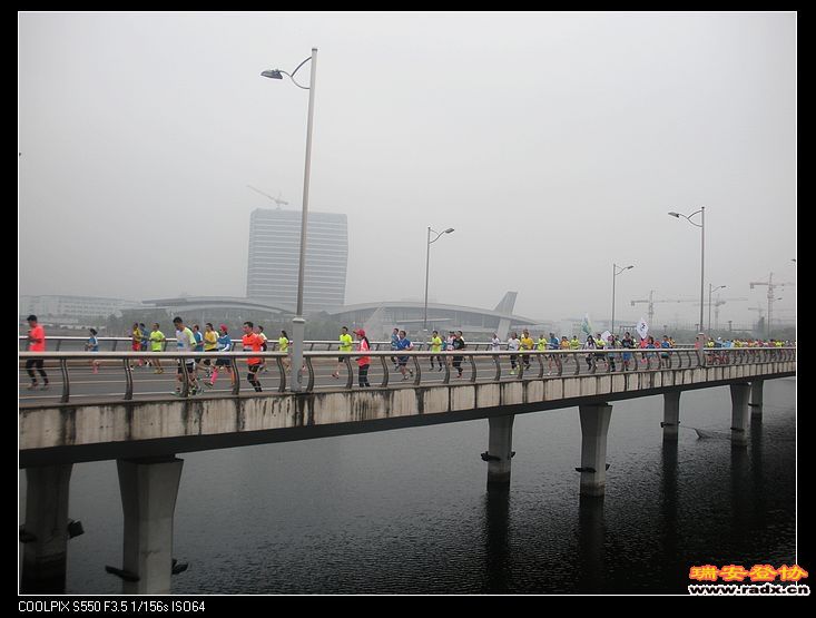 回去的路上，看见还在跑的选手