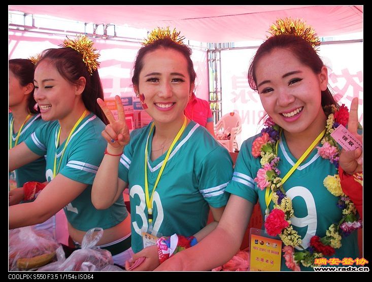 发放食品的美女自愿者