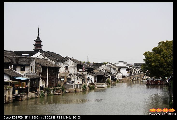 历史发展的这么快，很难看得到这么完整的江南古镇了，要好好爱惜好好呵护啊。