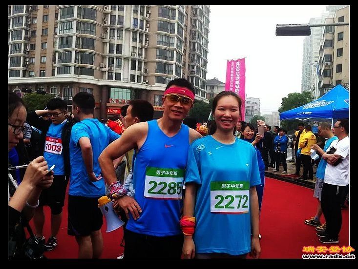 边上《瑞安日报》记者采访