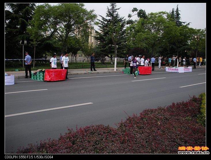 男子全程第一名跑过