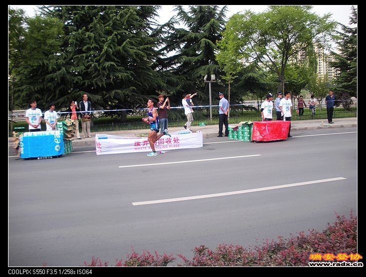 男子全程第二名跑过