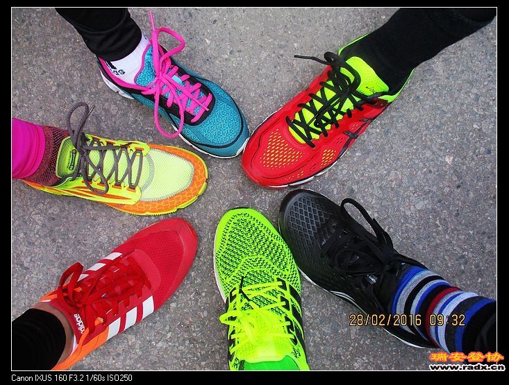 五颜六色的跑鞋