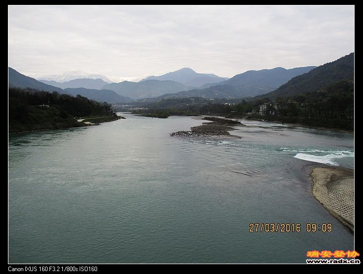 都江堰，远处雪山