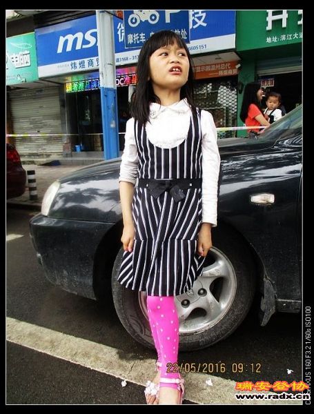 很买力的啦啦队小队员