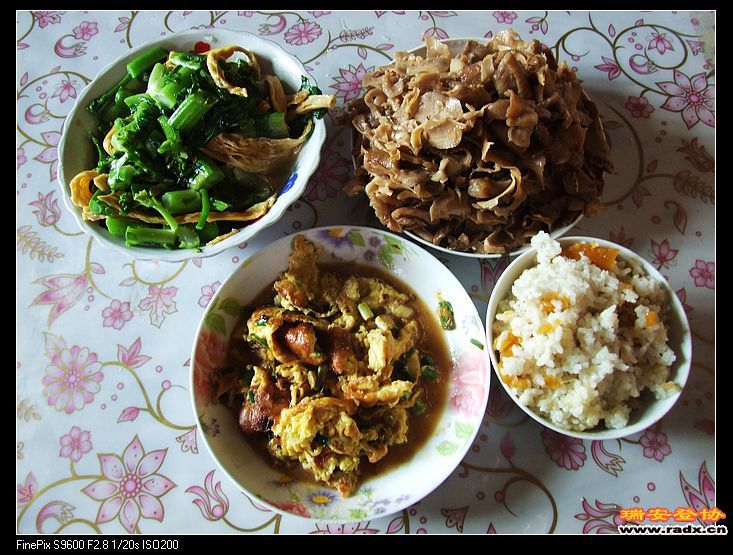 菜馆没开，误闯农民房，说明来意，女主人很客气叫我吃饭，后我给钱，打死也不要，我只能把多多福的蛋糕给她 ...