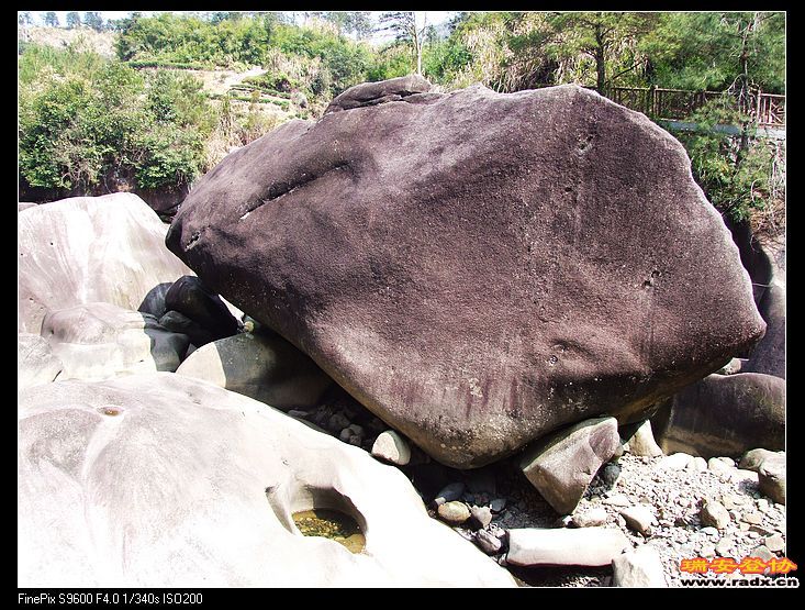 看起来石头很大，拍起来感觉有点小。