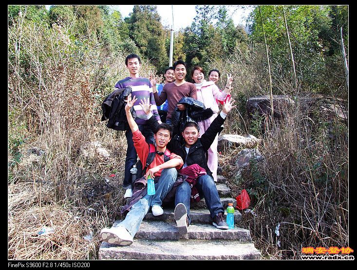 登山途中碰到一帮年轻人，自己也显得年轻了。