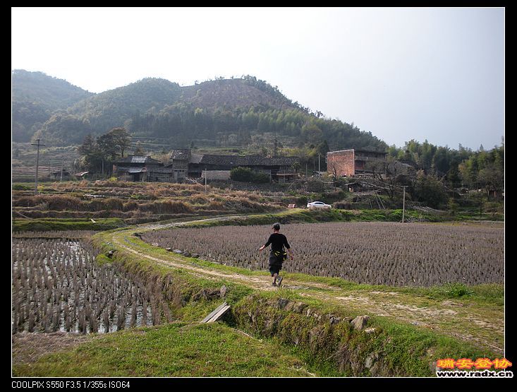 原路返回，我的白色车就停在村庄上