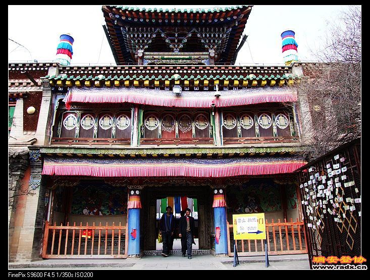 寺内不准拍照，但是壁画精美无比。