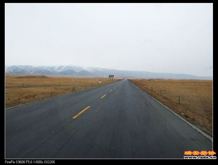 国道315，两边为歌曲《在那遥远的地方》的金银滩