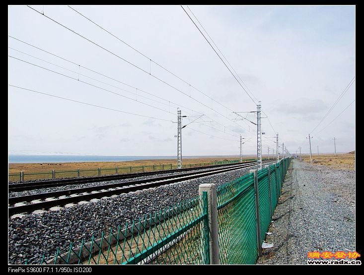 青藏铁路，远处为青海湖