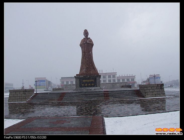 海拔3000多米，在倒淌河镇，文成公主像，拍的时候在下大雪。