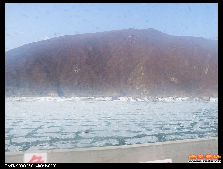 水库结冰，开始融化。