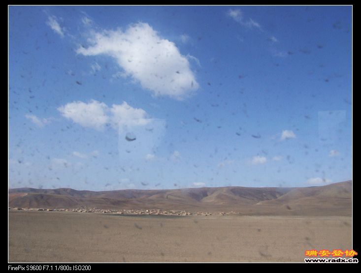 在车里拍，玻璃上有很脏的泥土。