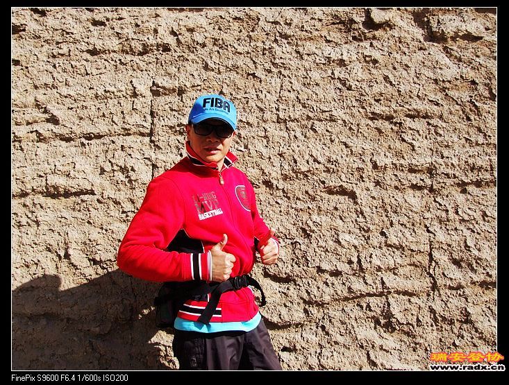 站在古老的城墙前秀下自己，也是对历史一种怀念吧。