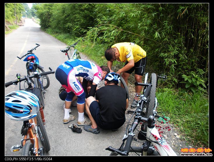 不一会，特警的车轮胎坏了，补！