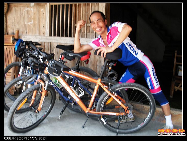 老周的姿势真优美，可图片有点糊，可惜