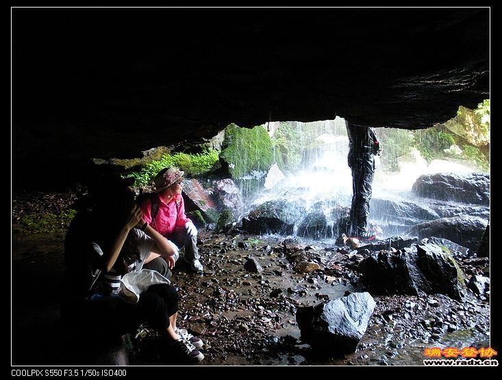瀑布下的是法兰老大。