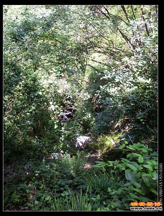 在悬崖边穿越。