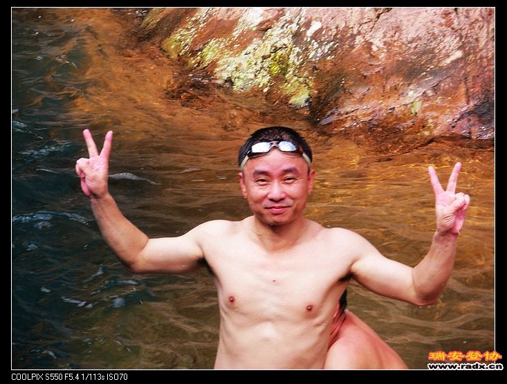 开心脸上写满开心。