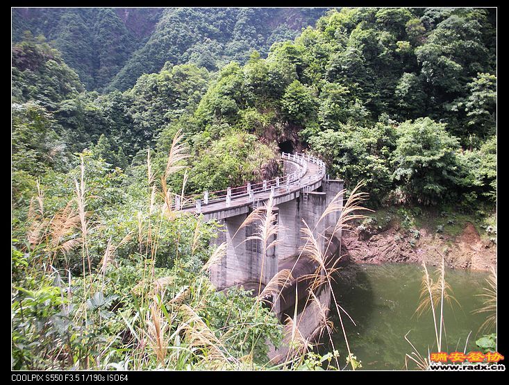大坝雄姿--特地跑回照了两张。