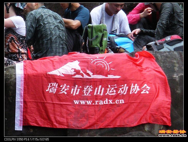 鲜艳的协会旗子是我们动力的标志。