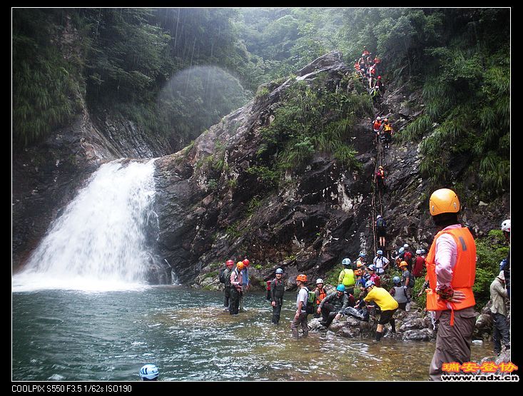 又开始下雨，镜头被雨水打湿，碰到温州乐清60来个炉友。