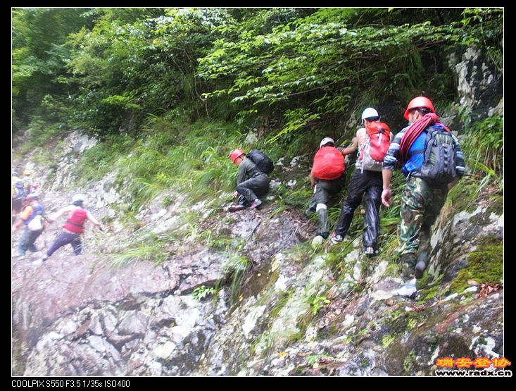 此处特警不小心下滑，还好没事！