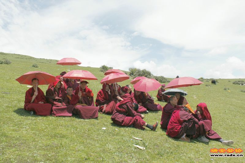 天葬台上的经师-为逝者举行宗教仪式