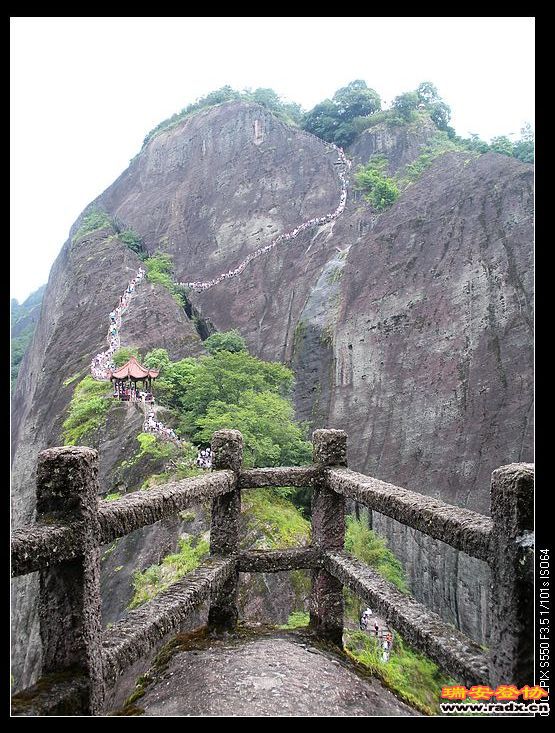 站在最前面，哈哈，真悬哪！