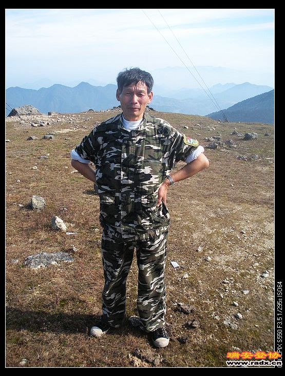 应师傅，比我大12岁，可以叫他带队。