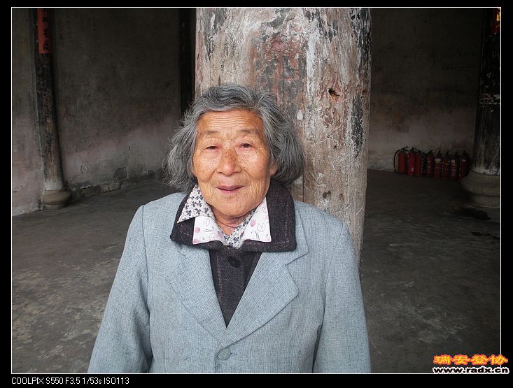 热心的大娘，85岁，带我去看百马图（原来我不知）