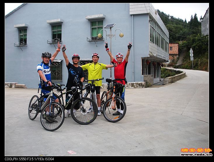 左边去枫岭，右边去金鸡山。