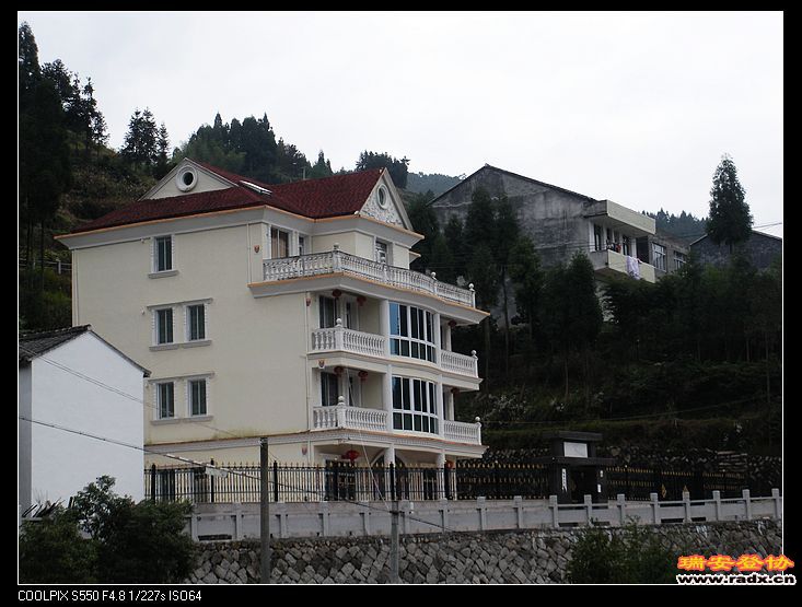 大山中的漂亮的别墅。