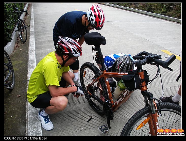 云龙师傅在补胎。