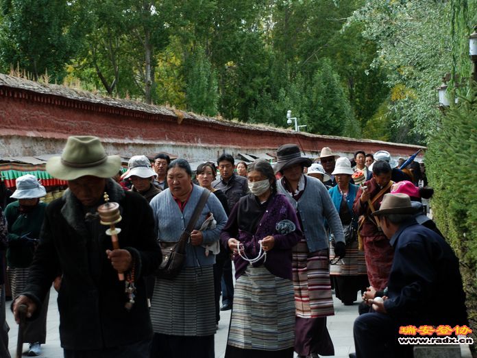 早上转寺的藏胞-布达拉宫.jpg