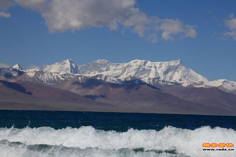 纳木措的一景，远处是念青唐古拉山的主峰.jpg